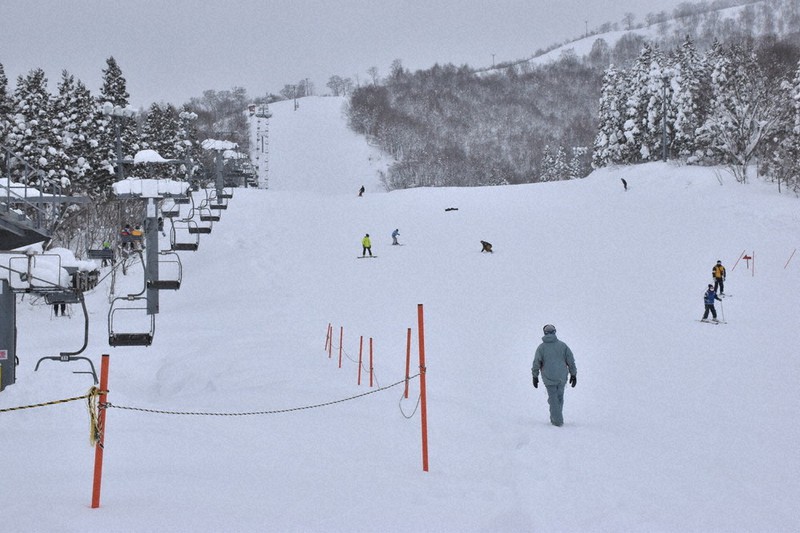 前年比4割減で閑散とする夏油高原スキー場=岩手県北上市和賀町で2021年1月5日午後2時30分、山田豊撮影