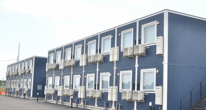 木造2階建ての「ホテル スタンバイリーグさかい」=茨城県境町蛇池で2020年5月28日、安味伸一撮影