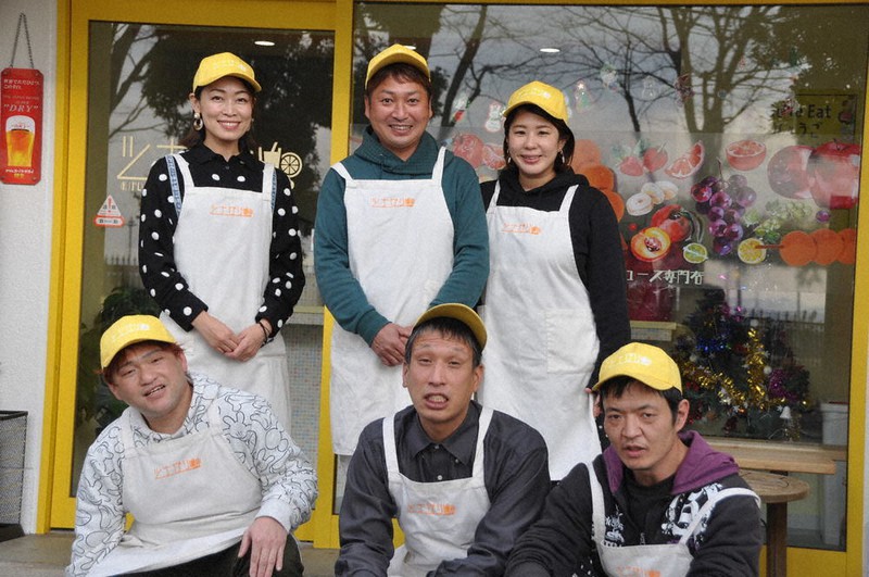 多田佳史さん(後列中央)と妻真紀子さん(同右)らスタッフの皆さん=兵庫県加東市社の「ツナガリ」で、関谷徳撮影