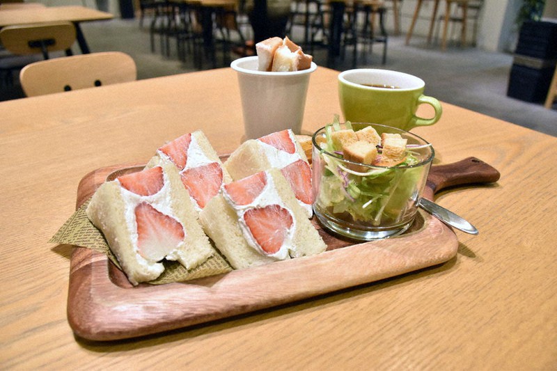アスカルビーや古都華を焼きたてのパンではさんだ「いちごサンドイッチ」=奈良県田原本町で、林みづき撮影