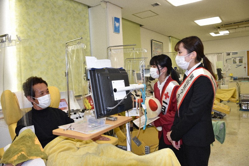 献血者にお礼をする一日所長の岡部夢花さん(右から2人目)と岡山県学生献血推進連盟の岩本結衣さん(右)=岡山市北区の岡山県赤十字血液センターで、松室花実撮影