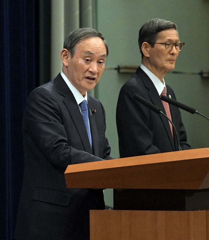 記者会見する菅義偉首相(左)。右は新型コロナ対策分科会尾身茂会長=首相官邸で7日、竹内幹撮影