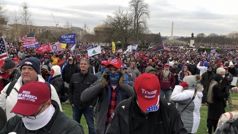 連邦議会議事堂の前に詰めかけたトランプ大統領の支持者ら=6日、古本陽荘撮影