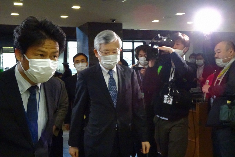日本政府に賠償を命じた元慰安婦訴訟の判決を受け、外務省を訪れる南官杓駐日韓国大使(中央)=東京都千代田区の外務省で2021年1月8日午前11時25分、加藤明子撮影