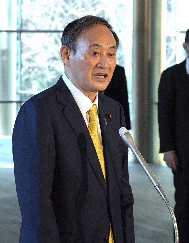 緊急事態宣言が再発令され、記者団の質問に答える菅義偉首相=首相官邸で2021年1月8日午前8時55分、竹内幹撮影