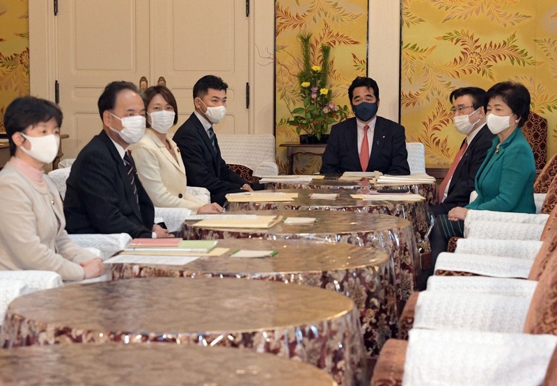 新型コロナウイルス対策政府・与野党連絡協議会に臨む坂井学官房副長官(右から3人目)=国会内で2021年1月8日午後1時半、竹内幹撮影