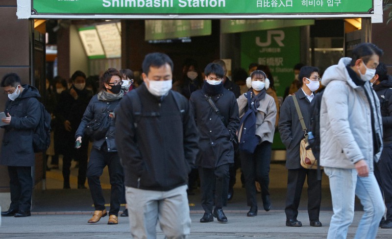 緊急事態宣言が再発令されて初めての朝、出勤する人たち=東京都港区のJR新橋駅前で2021年1月8日午前8時33分、宮武祐希撮影