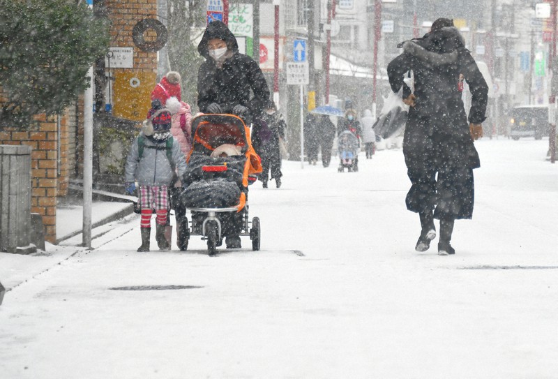 高速もjrも飛行機も 九州 大雪で交通網に影響 各地で今季最低気温を観測 毎日新聞