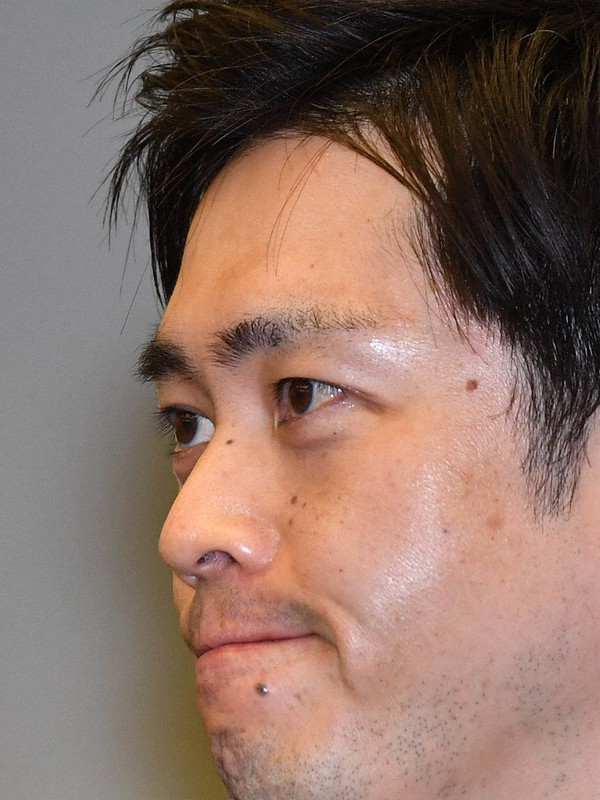 対策本部会議で緊急事態宣言発令の要請を決定し、記者の質問に答える吉村洋文大阪府知事=大阪市中央区で2021年1月8日午後3時37分、北村隆夫撮影