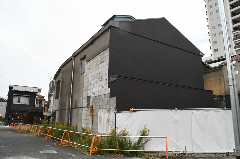 かつて栗友亭があった建物は部分的に解体され、ここで往時の面影を見つけることは難しい=荒川区南千住7で、2020年11月20日午後0時15分、川村咲平撮影