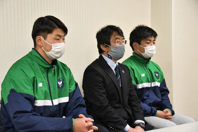 決勝への意気込みを語る(左から)青木恵斗選手、藤原秀之監督、佐藤健次主将=代表撮影