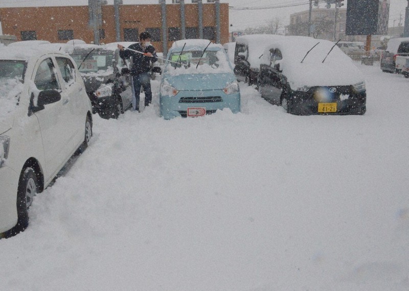 県内大雪暴風 北陸道 ９０台立ち往生 転倒で２１人重軽傷 石川 毎日新聞