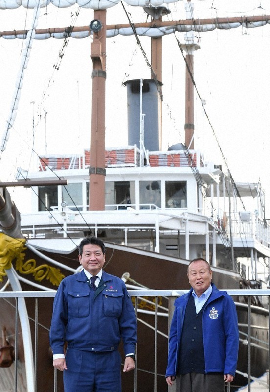 渦潮の観潮船「咸臨丸」を背に(左から)鎌田勝義社長と山口平事務局長。2021年、新「咸臨丸」が就航する=兵庫県南あわじ市で2020年12月14日午後3時29分、浜本年弘撮影