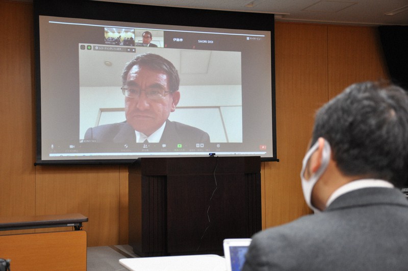 東京・赤坂の衆院議員宿舎からオンライン記者会見に臨んだ河野太郎行政改革担当相=内閣府で2021年1月8日午前11時28分、田辺佑介撮影