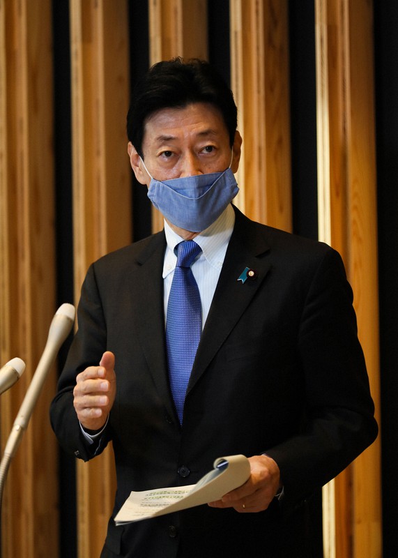 大阪、京都、兵庫の3府県知事から緊急事態宣言の発令要請を受けた後、記者団を前に話す西村康稔経済再生担当相=東京都千代田区で2021年1月9日午後3時39分、吉田航太撮影