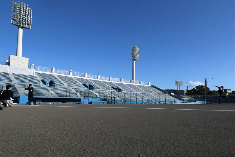 新型コロナ感染対策として草薙球場で開かれた静岡市の成人式。感染者の急増でオンライン配信形式に変更され、無観客で始球式が行われた=静岡市駿河区で2021年1月3日、喜屋武真之介撮影