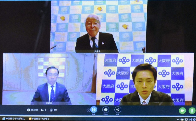 宣言発令の要請を前に、オンラインで会談する兵庫県の井戸敏三知事(上)、京都府の西脇隆俊知事(下左)、大阪府の吉村洋文知事=大阪市中央区の大阪府庁で2021年1月9日午前10時32分、加古信志撮影
