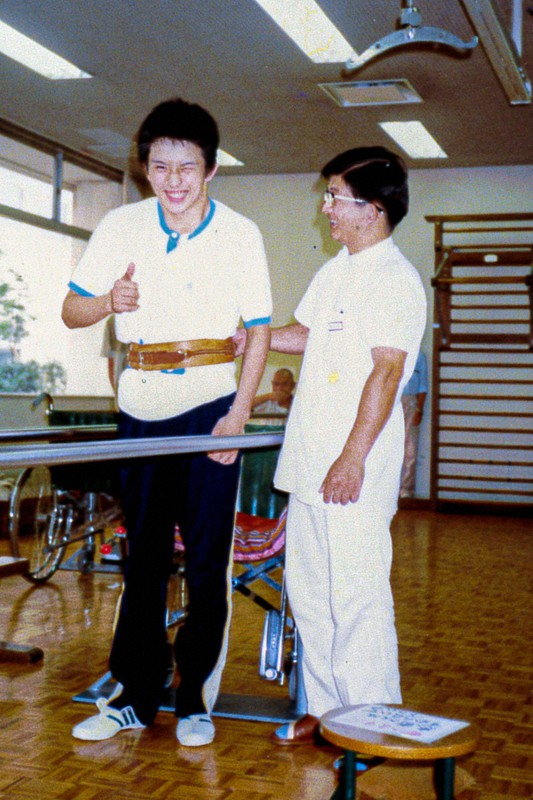 ストーリー 松葉づえのカメラマン 人生変えたスクラム事故 組んだ相手から36年ぶりのメッセージ 毎日新聞