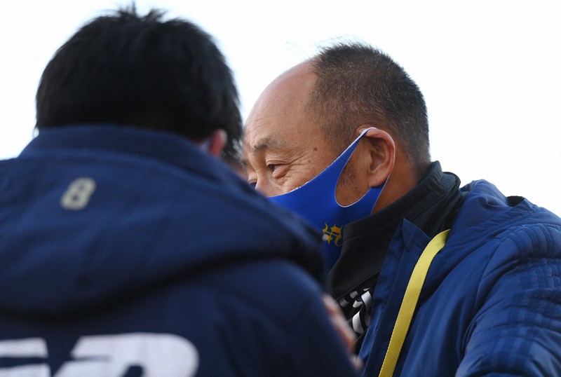 【桐蔭学園-京都成章】試合終了後、選手たちに声をかける京都成章の湯浅泰正監督=東大阪市花園ラグビー場で2021年1月9日、久保玲撮影