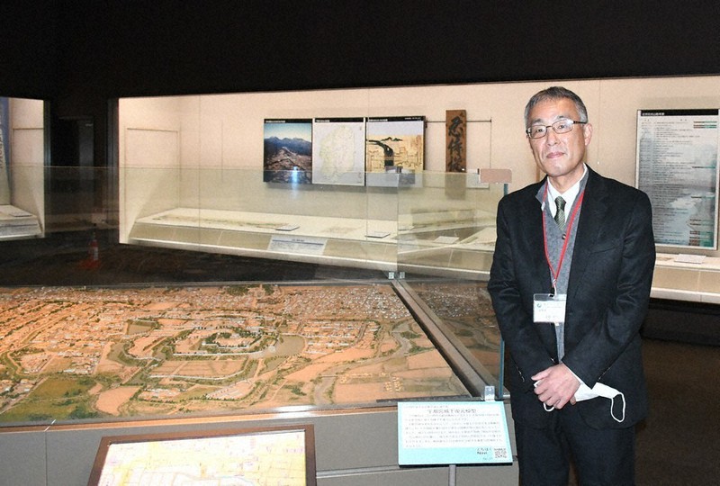 江田郁夫・県立博物館副館長。左横は宇都宮城の復元模型=宇都宮市の県立博物館で2020年12月4日、李舜撮影