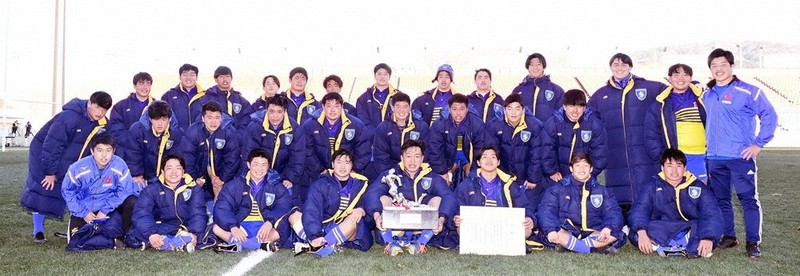【桐蔭学園-京都成章】準優勝し、記念写真に納まる京都成章の選手たち=東大阪市花園ラグビー場で2021年1月9日、藤井達也撮影