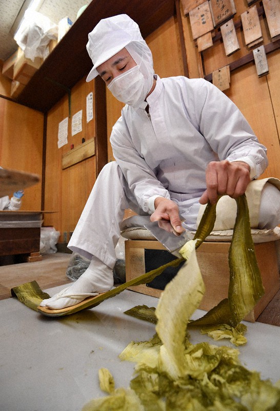 職人が刃を左右にリズミカルに動かすと極薄のおぼろ昆布がふわりと舞う=堺市堺区で2020年12月8日、木葉健二撮影