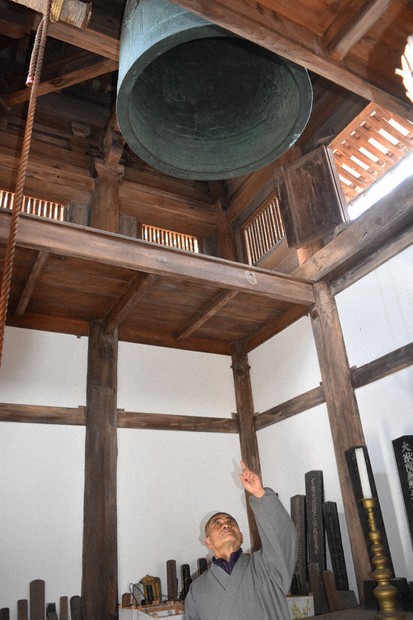 鬼の地を訪ねて：／2 新薬師寺の釣り鐘 激闘思わせる「爪痕」 「伝説