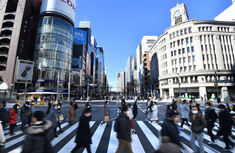 緊急事態宣言再発令後、初めて迎えた週末に銀座を歩く人たち=東京都中央区で2021年1月9日午後1時10分、宮間俊樹撮影