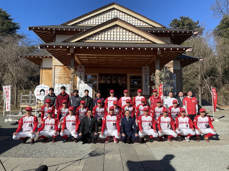 安全を祈った全足利クラブのメンバー=栃木県足利市緑町の八雲神社で(同クラブ提供)