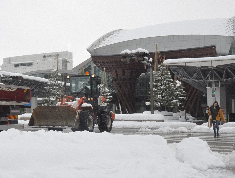 北陸大雪 除雪でくたくた 富山 福井で車立ち往生 石川 毎日新聞