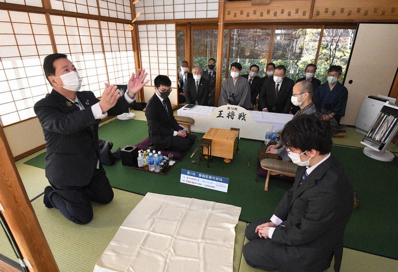 第70期王将戦七番勝負第1局の開始を前に振り駒をする松井三郎市長(左)=静岡県の掛川城二の丸茶室で2021年1月10日、竹内紀臣撮影