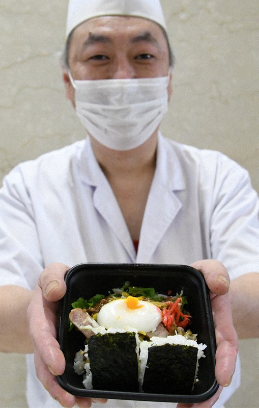 10日に販売された「まけない三元豚ロースカツ手巻き寿司」=松江市殿町のサンラポーむらくもで2021年1月10日午前11時48分、目野創撮影