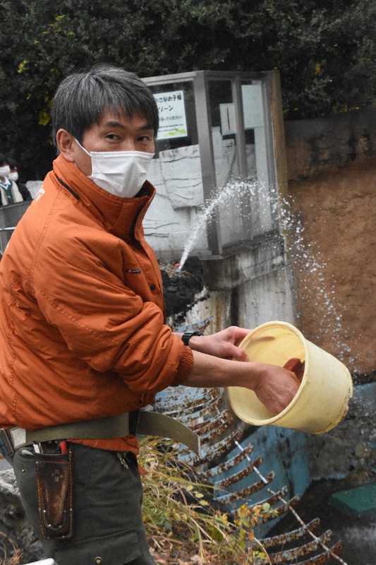 ホッキョクグマの飼育を担当する飼育員の油家謙二さん=大阪市天王寺区の天王寺動物園で2020年12月24日午後1時7分、澤俊太郎撮影