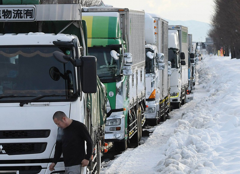 北陸大雪 北陸道の立ち往生3カ所で解消、依然53台残る 除雪作業