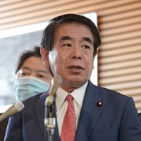 菅義偉首相と会談後、2020年度第3次補正予算案について記者団の質問に答える下村博文政調会長＝首相官邸で2020年11月30日午後0時5分、竹内幹撮影