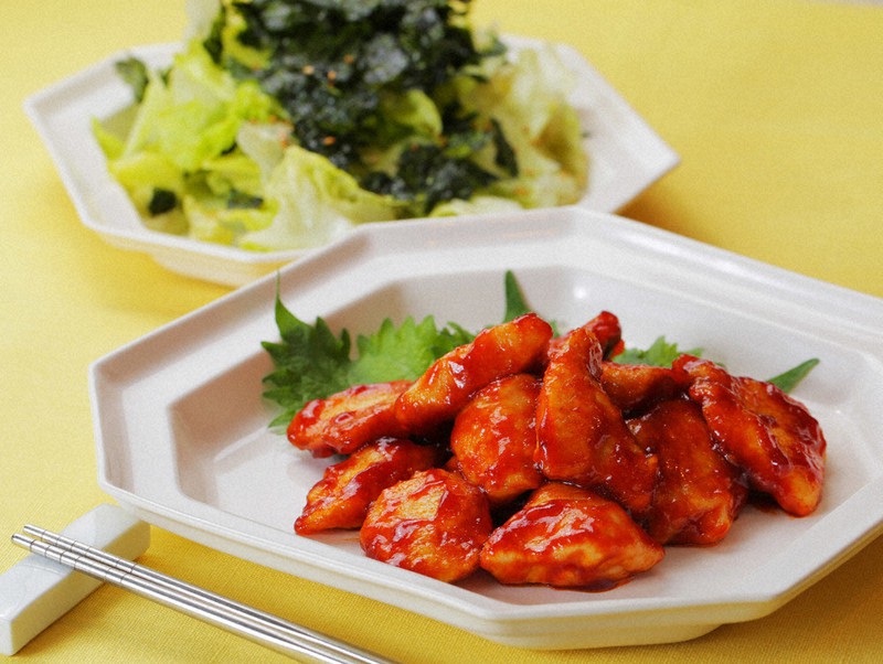 西川ヘレンのこれ食べてみて 韓国風ピリ辛チキン レタスと韓国のりのサラダ 毎日新聞