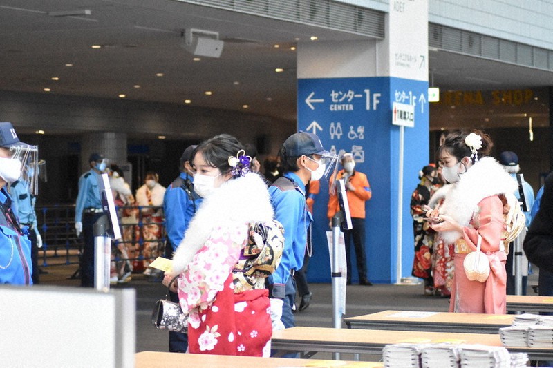 会場に入る前に検温する新成人=横浜市港北区の横浜アリーナで2021年1月11日、宮島麻実撮影