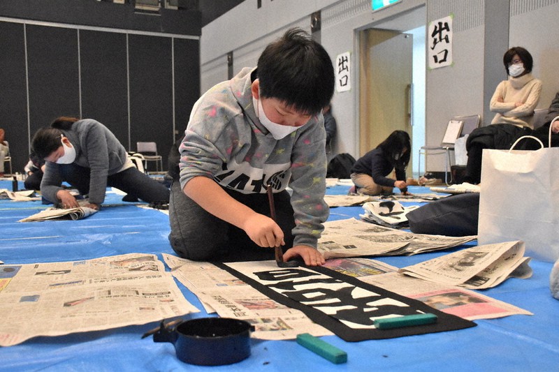 集中して書けた 県書き初め大会に１２０人 大津 滋賀 毎日新聞