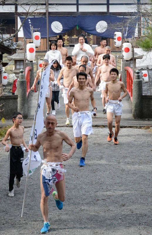 勢いよく伊太祁曽神社を出発する参加者たち=和歌山市伊太祈曽で2021年1月11日午前11時14分、山口智撮影