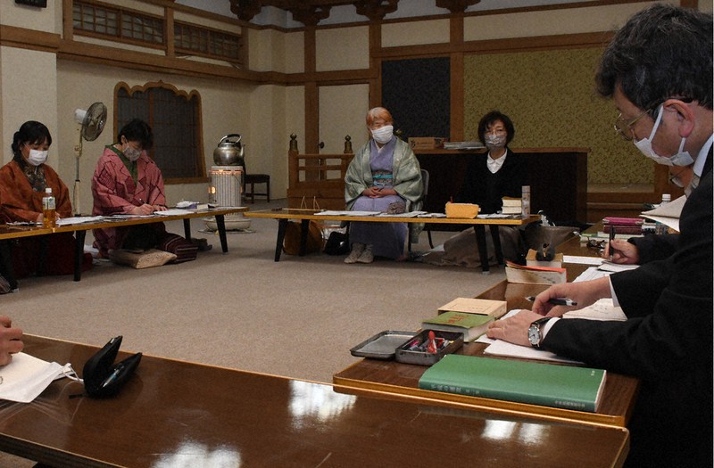 意見を交換しながら句を詠み継ぐ人たち