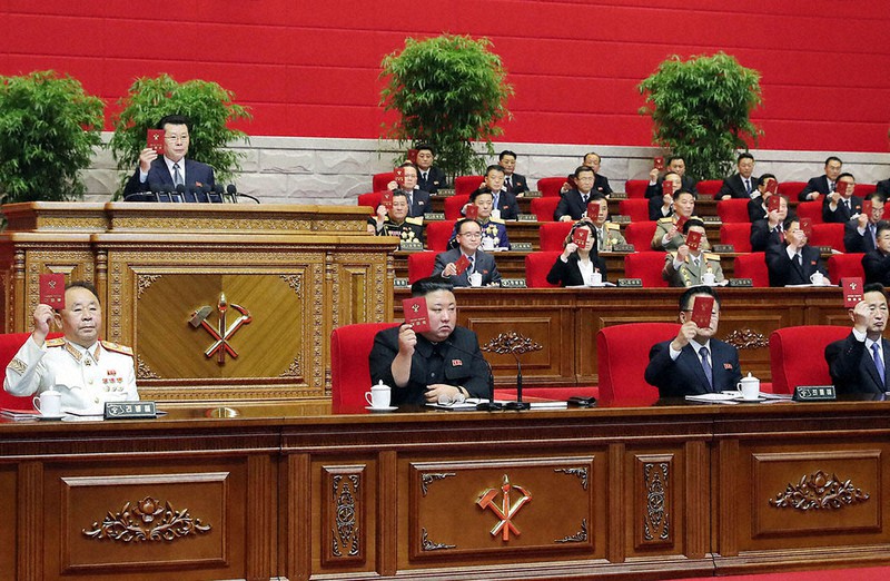 北朝鮮の朝鮮労働党大会で党総書記に選出された金正恩氏(手前中央)=平壌で10日、朝鮮中央通信・朝鮮通信