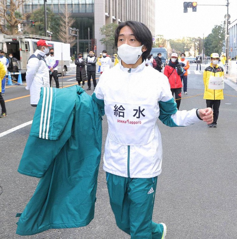第97回箱根駅伝のゴールで待ち構える青学大・神林勇太主将=代表撮影