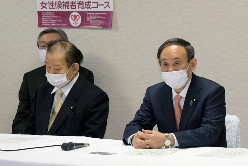 自民党役員会に臨む菅義偉首相(右)。左は二階俊博幹事長=東京都千代田区の同党本部で2021年1月12日午前9時32分、竹内幹撮影