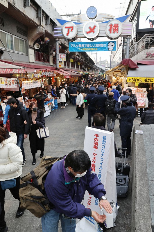 例年より人通りの少ない東京・上野のアメ横商店街。入り口付近には消毒液が置かれていた=東京都台東区で2020年12月29日午後3時10分、幾島健太郎撮影