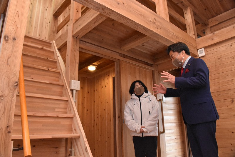藤村佳代子さん(左)に災害公営住宅の中を紹介する片岡聡一市長=岡山県総社市美袋で2021年1月12日午前10時9分、戸田紗友莉撮影