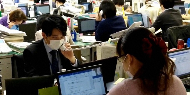 「自宅待機者」の健康確認などに追われる北区保健所の職員=同保健所提供
