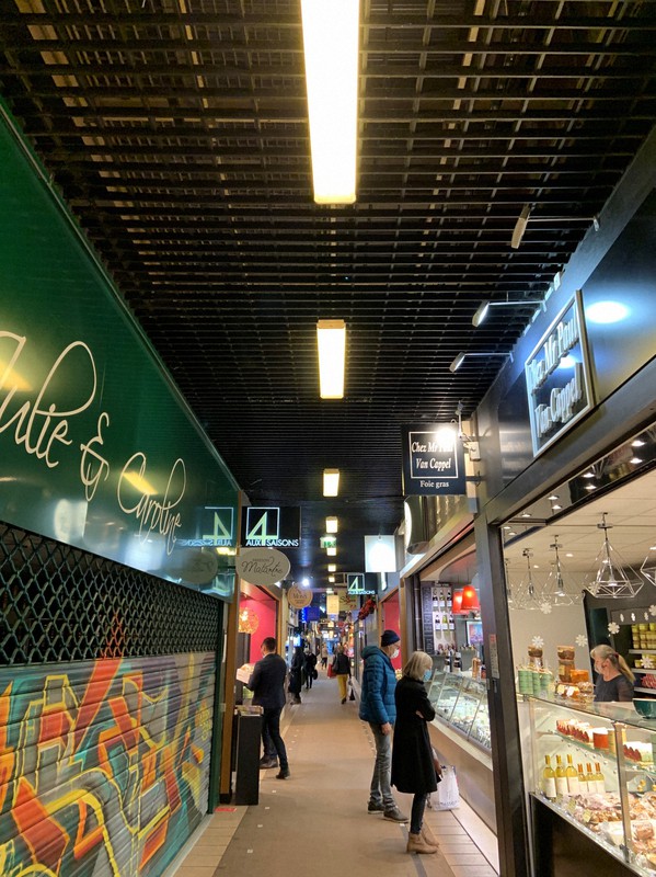 イートインスペースもあるポールボーキューズ市場の通路。年末年始はフォアグラ、カキ、トリュフなどの食材店が出店する。営業できない一部のレストランでは予約テークアウトサービスで対応中=筆者撮影