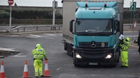 欧州大陸に向かうトラックをチェックする英国の警察官ら＝英南東部ドーバー港で2021年1月1日、横山三加子撮影