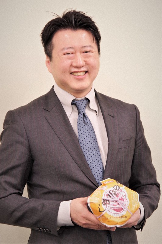 「峠の釜めし」を手に、愚直にやり続けることの大切さを語る高見澤志和社長=東京都千代田区で2020年12月24日、佐藤伸撮影