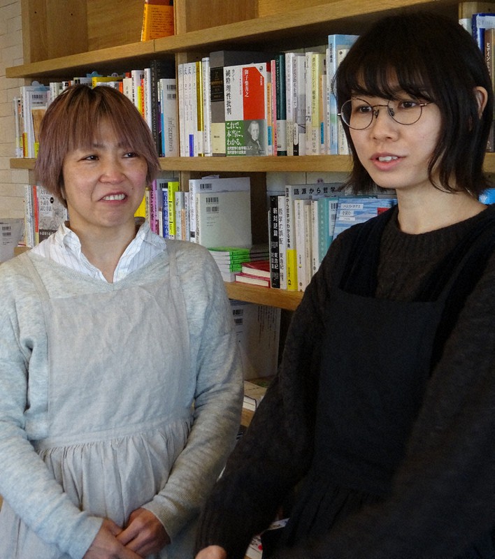小林えみさん(左)と松尾つぐさん=東京都府中市で2021年1月5日午前11時28分、青島顕撮影